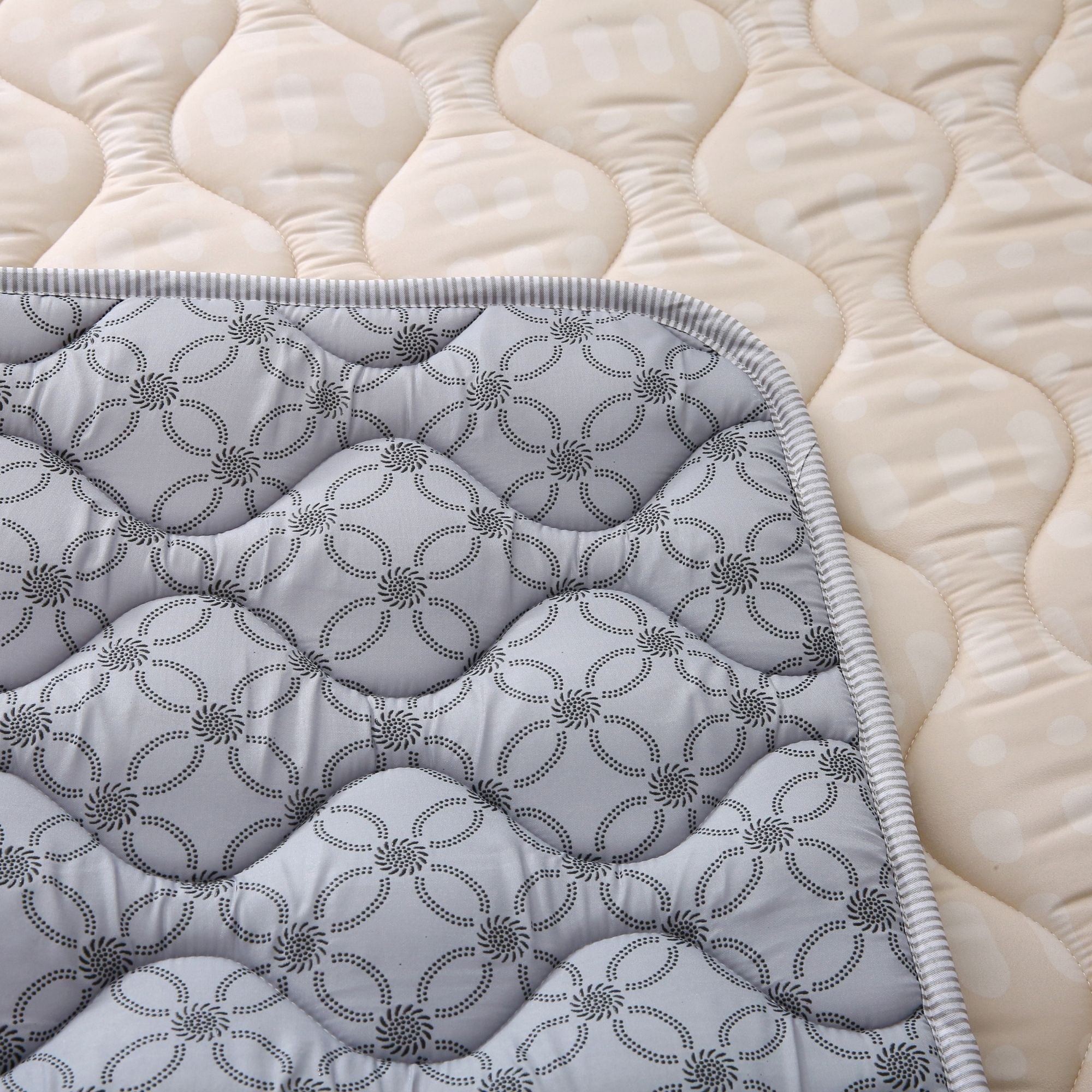 hakuna-matte-gesteppte-krabbeldecke-hygge-beige-127-cm image 8