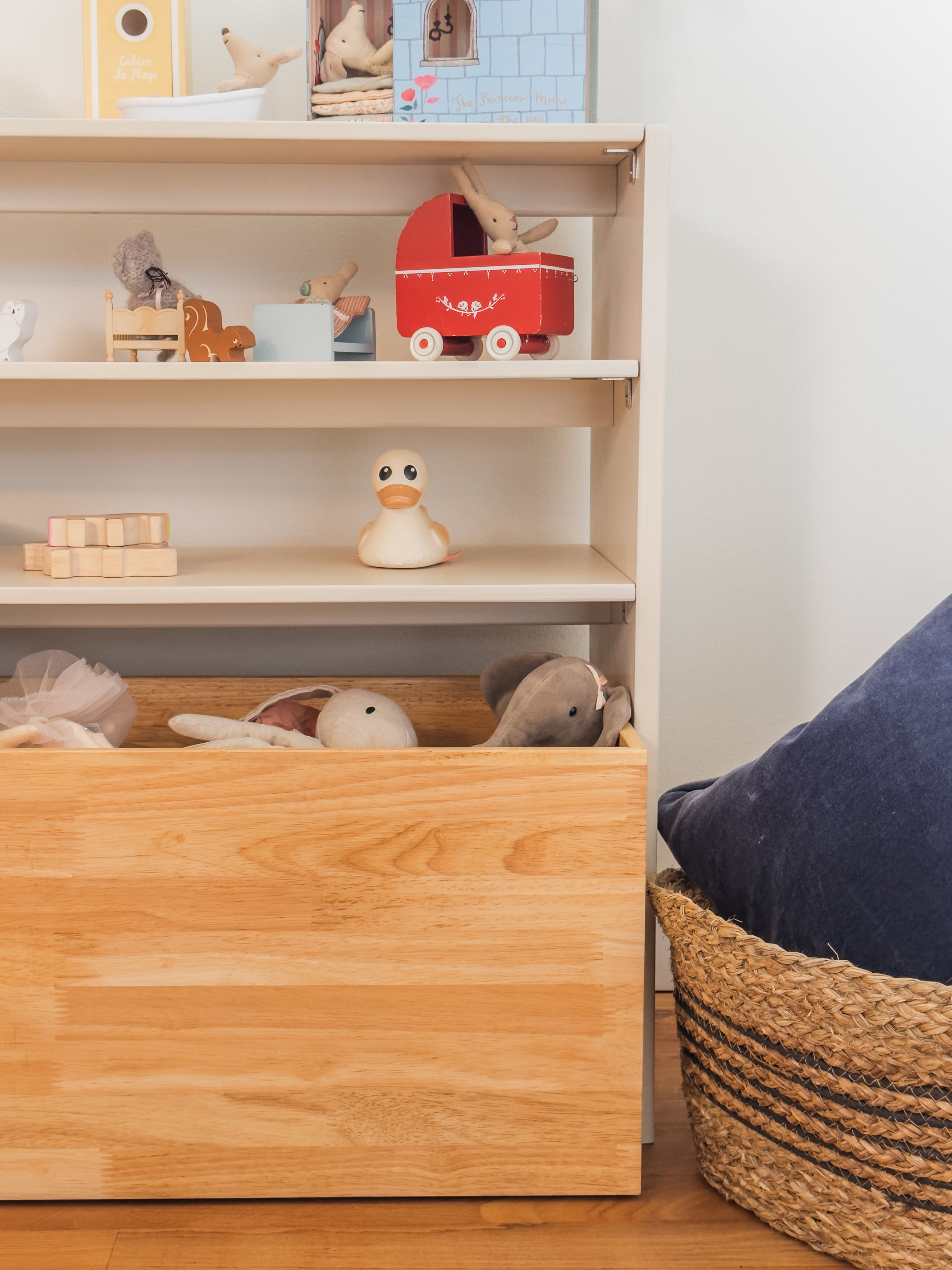 hevea-heritage-display-shelf-standregal-aus-rubberwood image 2