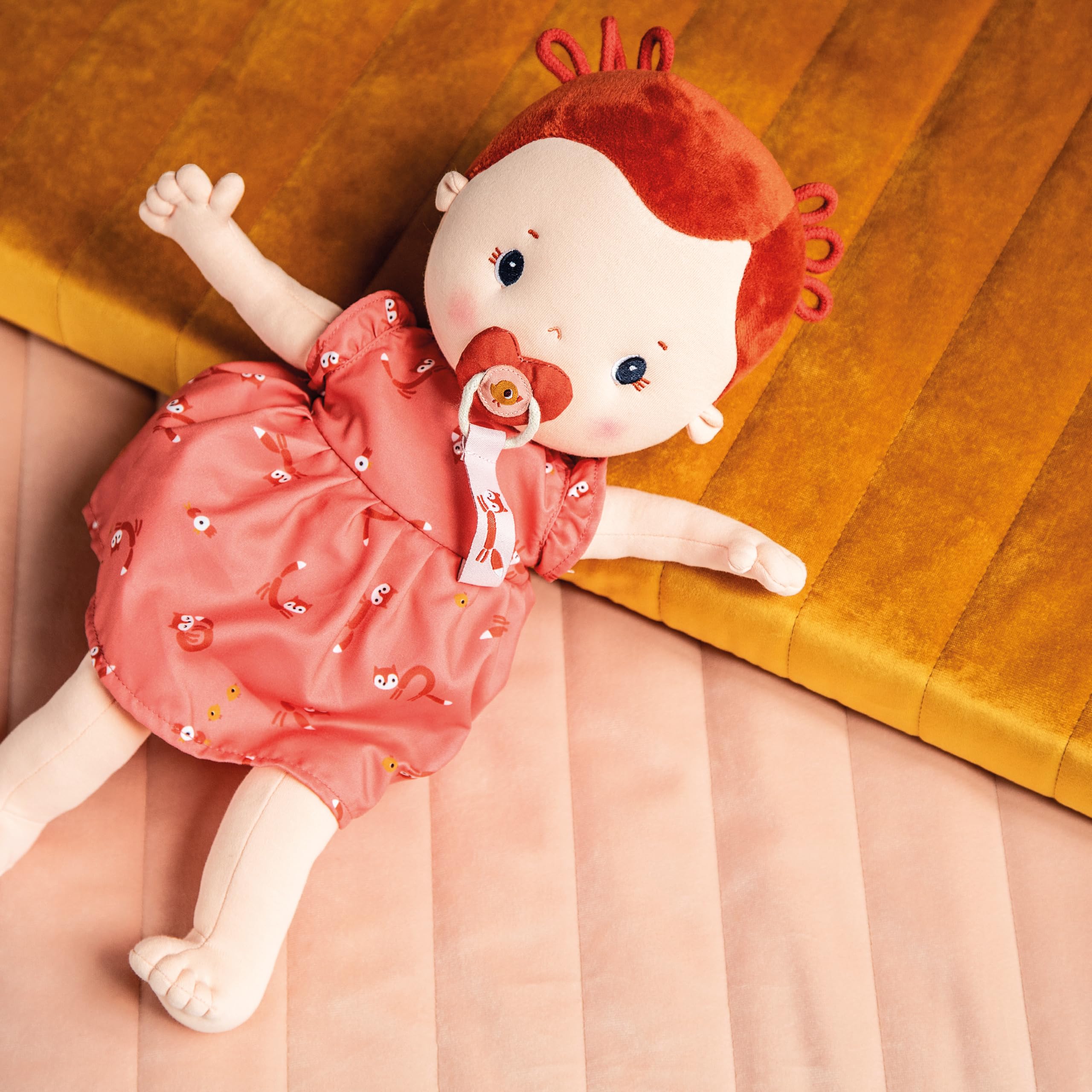lilliputiens-rose-stoff-babypuppe-36-cm-mit-magnetschnuller-und-kleidung image 6