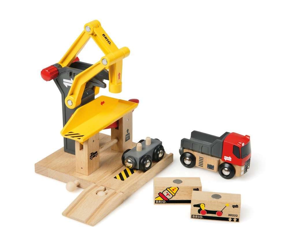 brio-world-frachtverladestation-mit-magnetarm-und-lkw image 2