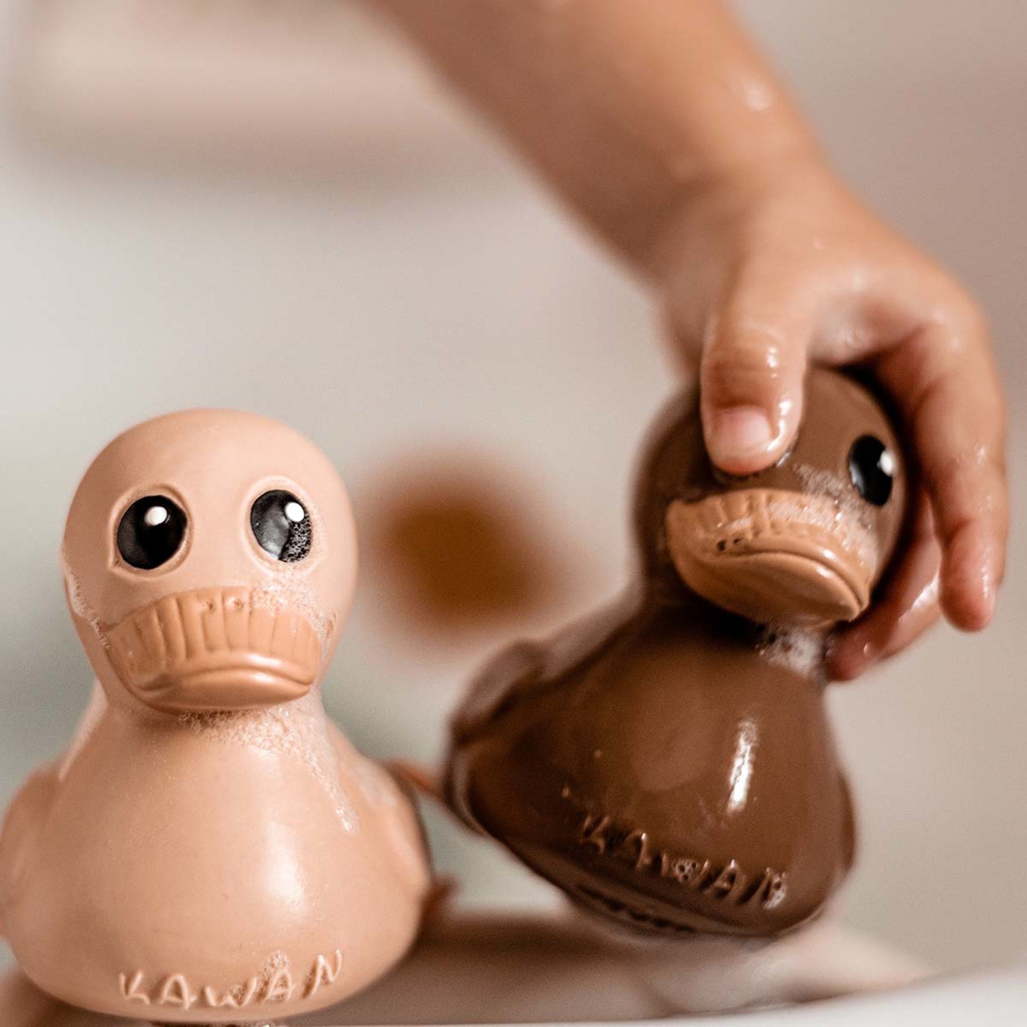 hevea-kawan-mini-badeente-bei-badespielzeug-aus-naturkautschuk image 7