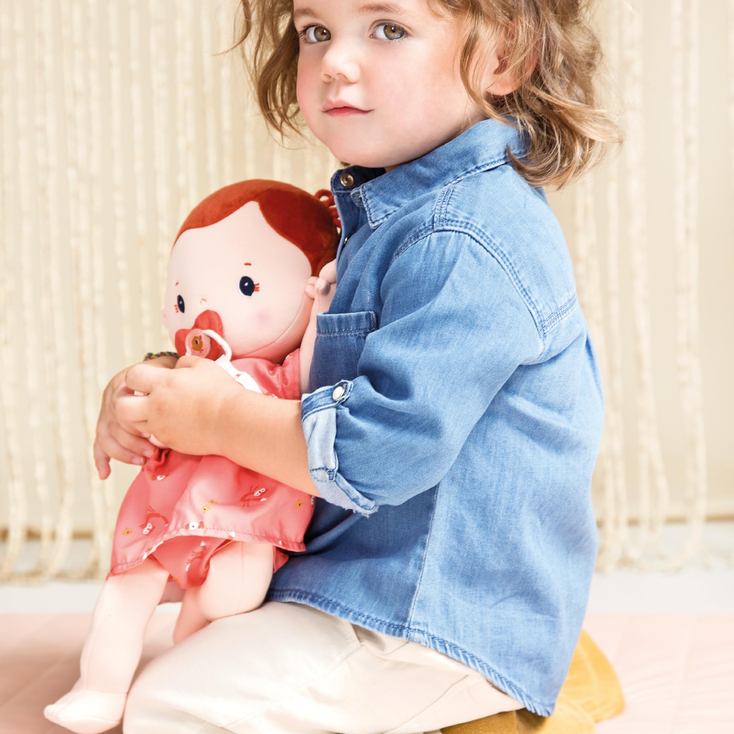 lilliputiens-rose-stoff-babypuppe-36-cm-mit-magnetschnuller-und-kleidung image 5