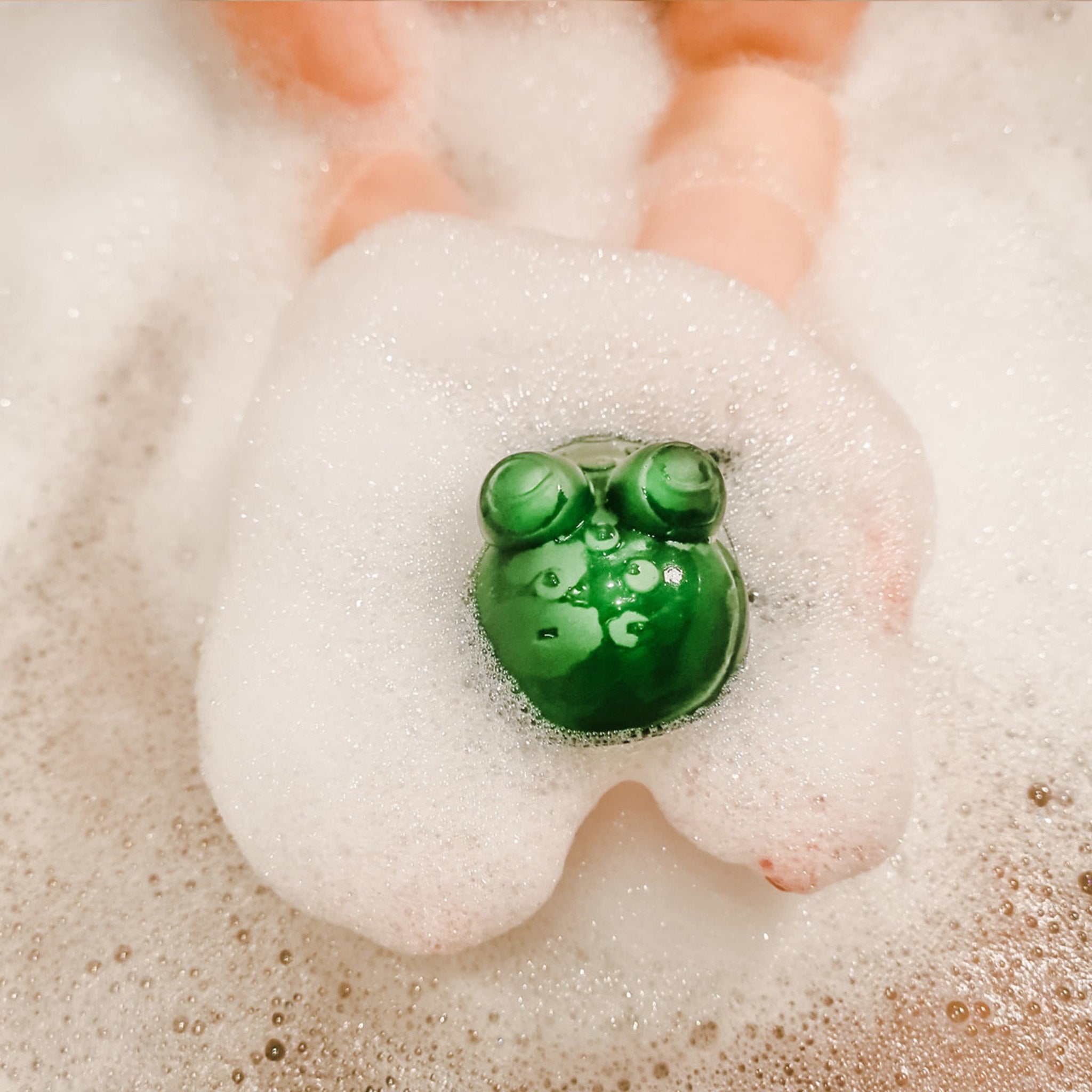 hevea-fred-the-frog-bade-greifspielzeug-frosch-aus-naturkautschuk image 4