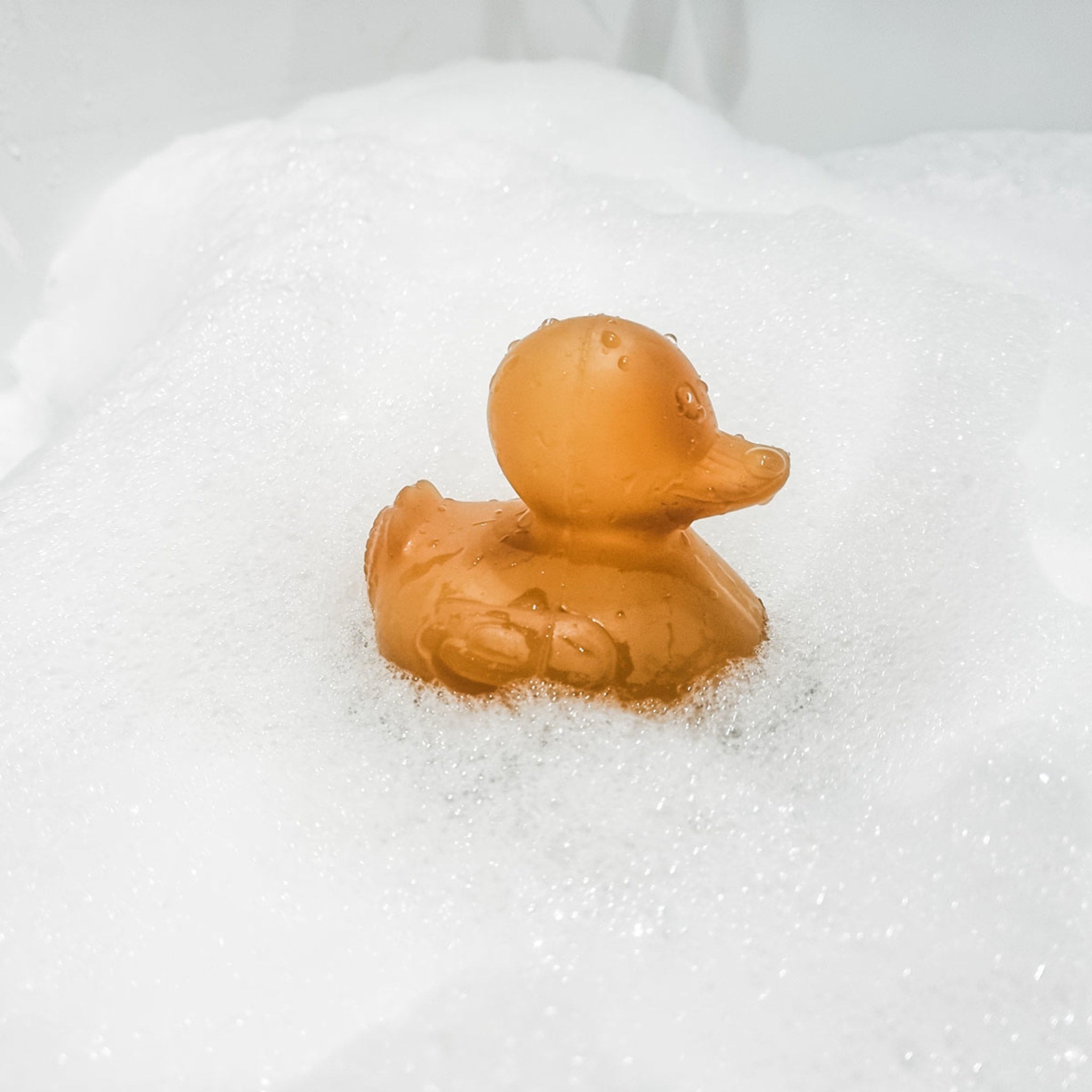 hevea-alfie-badeente-badespielzeug-aus-naturkautschuk image 2