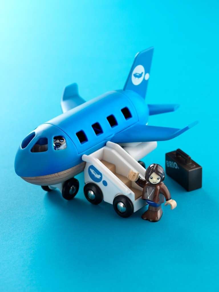 brio-world-blaues-flugzeug-mit-treppe-und-figuren-ab-3-jahre image 4