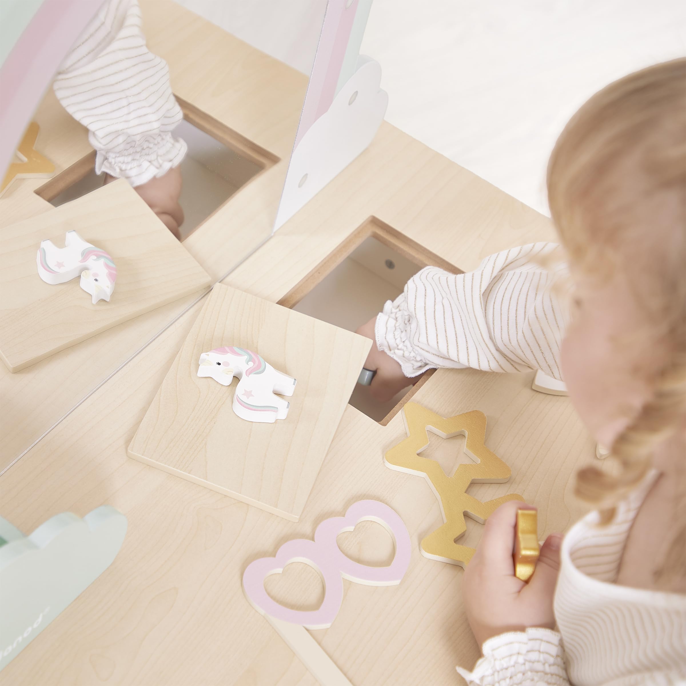 janod-einhorn-frisiertisch-f-r-kinder-mit-spiegel-hocker-und-10-zubeh-r-j06464 image 3