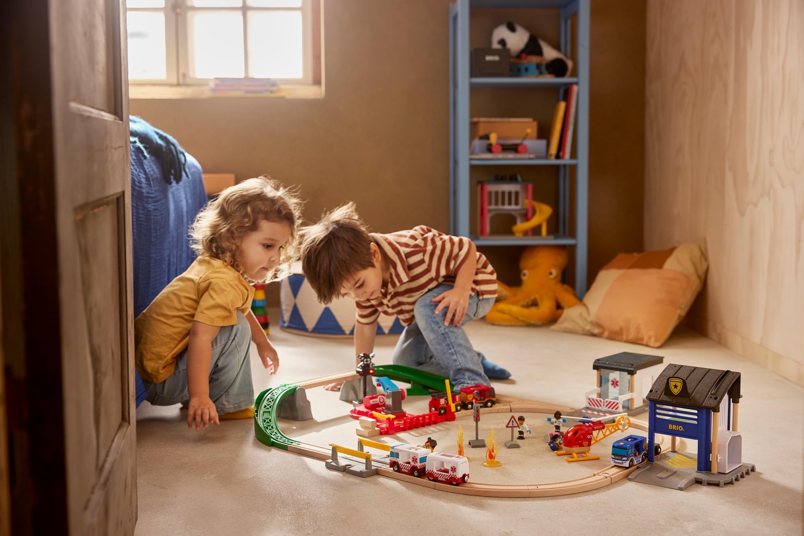 brio-world-polizei-und-feuerwehr-set-deluxe-eisenbahn-spielset-ab-3-jahre image 2