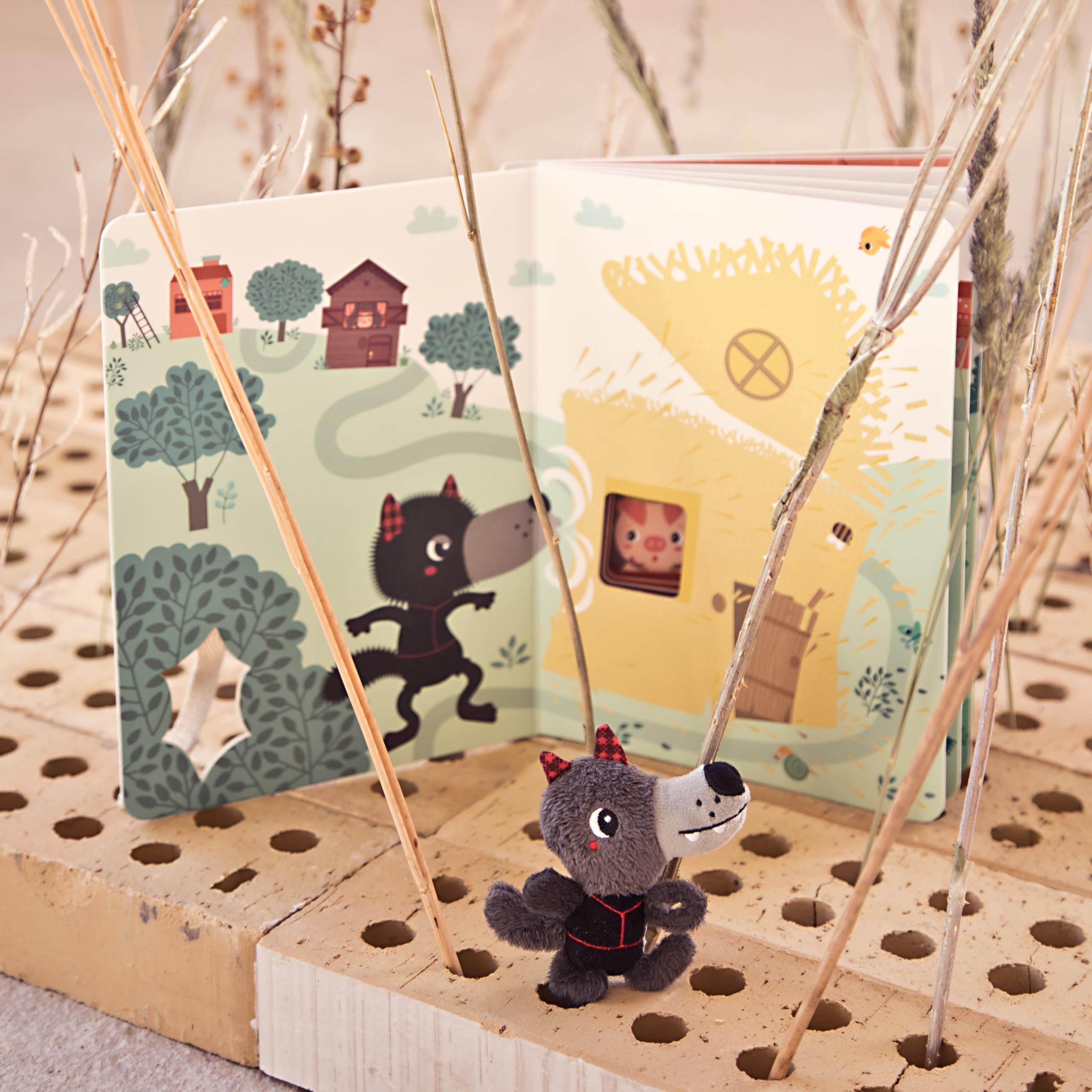 lilliputiens-aufklappbuch-mit-stoffpuppe-wolf-und-drei-kleine-schweinchen-83410 image 5