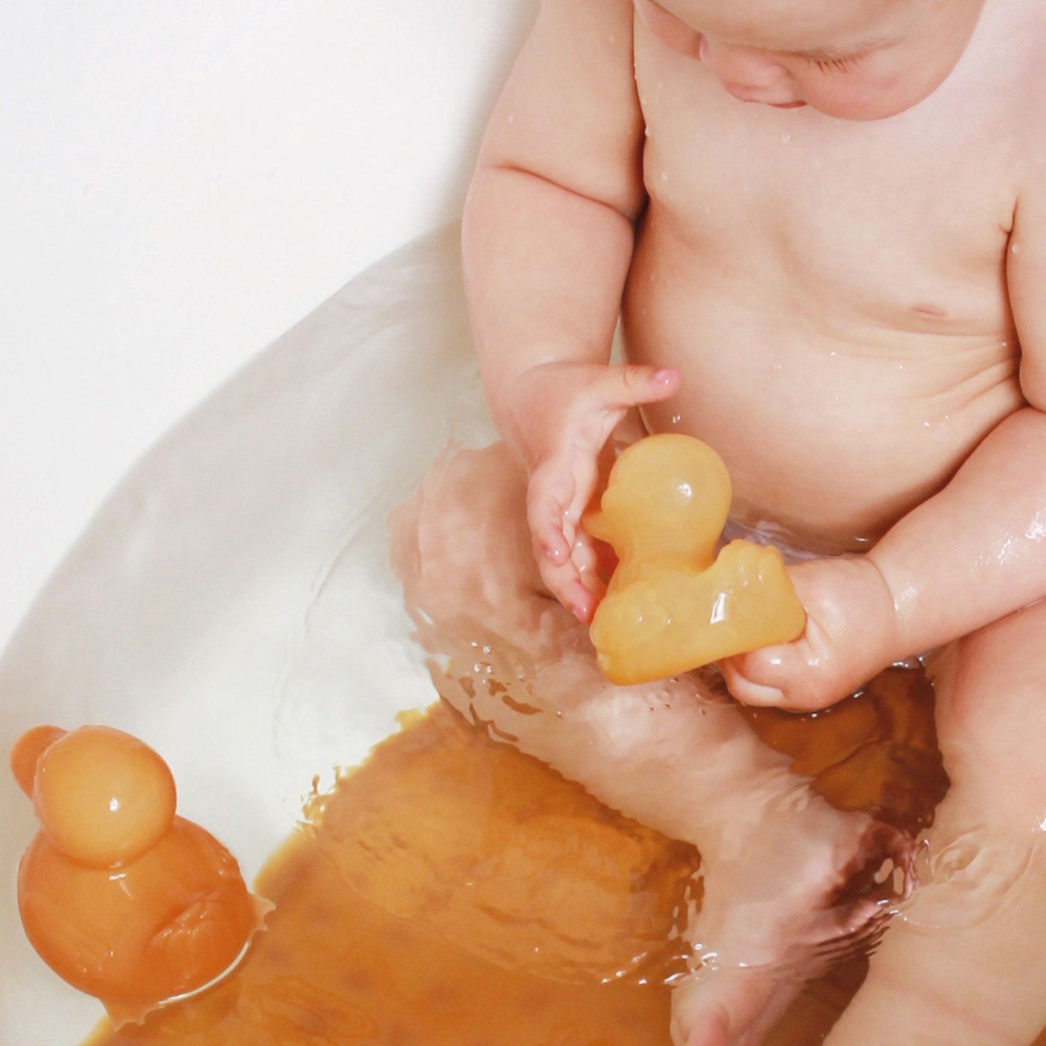 hevea-alfie-badeente-badespielzeug-aus-naturkautschuk image 3