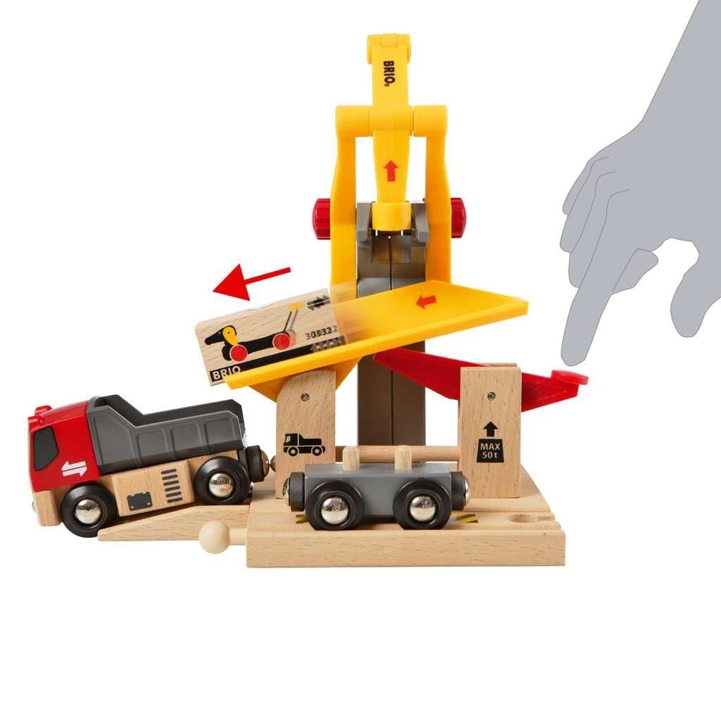 brio-world-frachtverladestation-mit-magnetarm-und-lkw image 5
