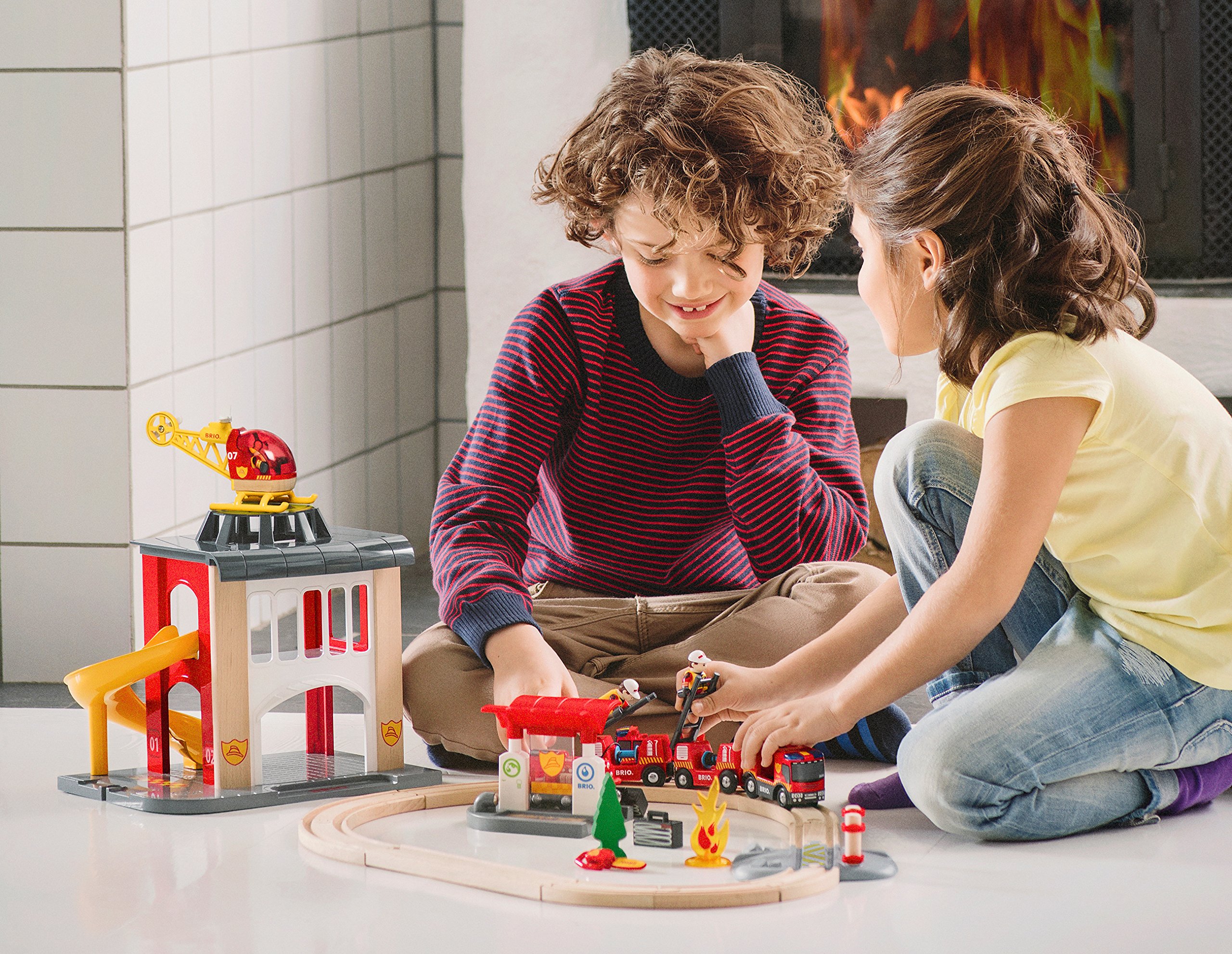 brio-world-gro-e-feuerwehr-station-feuerwache-mit-auto-und-sound image 2