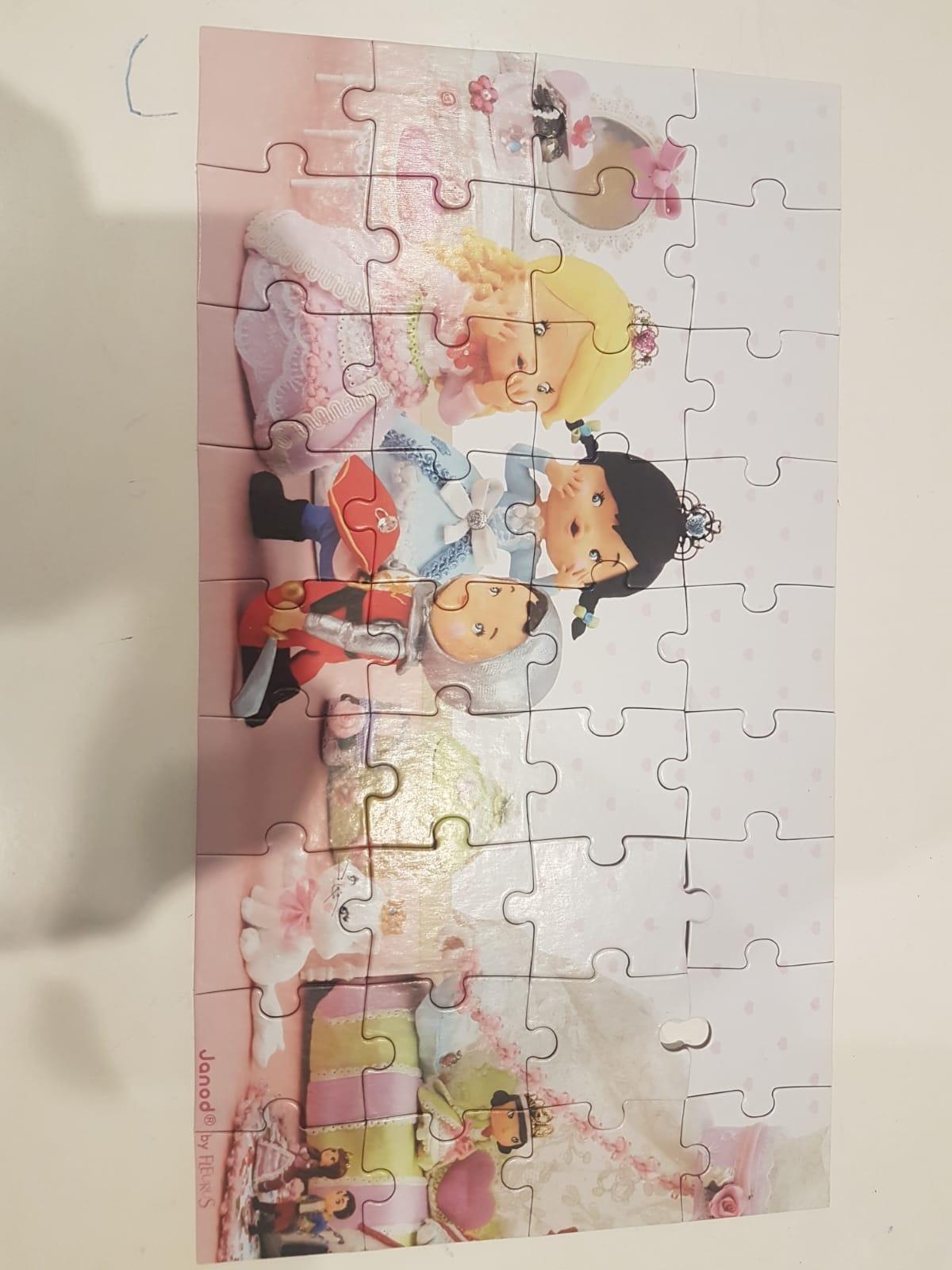 Zwei Puzzle in einem Koffer